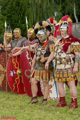militärische Modenschau als Programmpunkt auf einem Römerfest